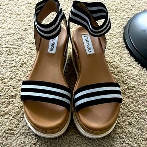 STEVE MADDEN Elba White/Black Platform Sandals size 6